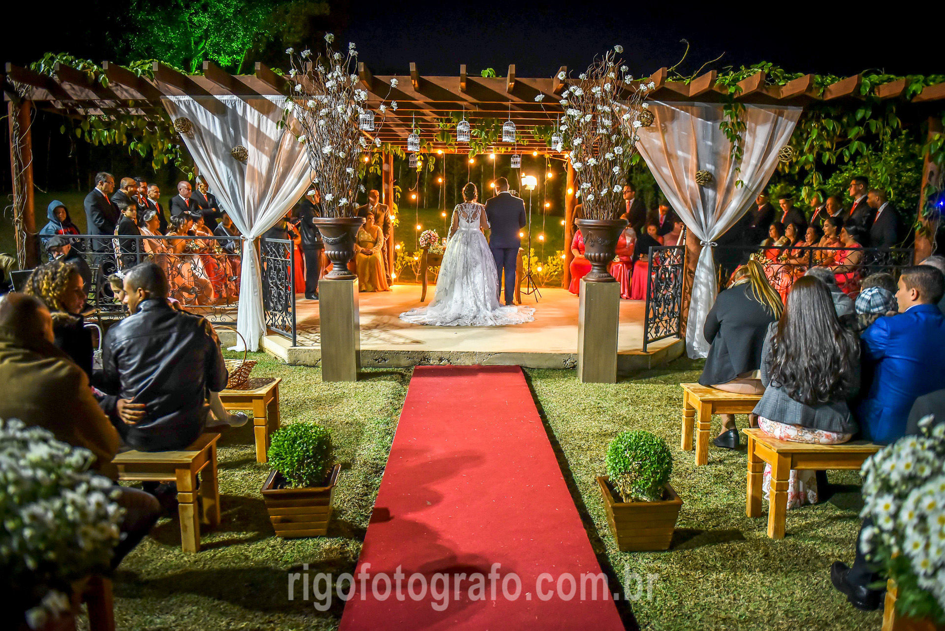 Foto Casamento à noite no campo Foto Casamento à noite no campo - Imagem 2