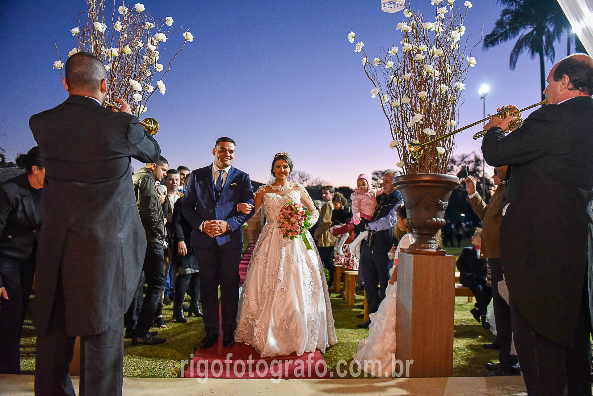 Foto Casamento à noite no campo Foto Casamento à noite no campo - Imagem 1