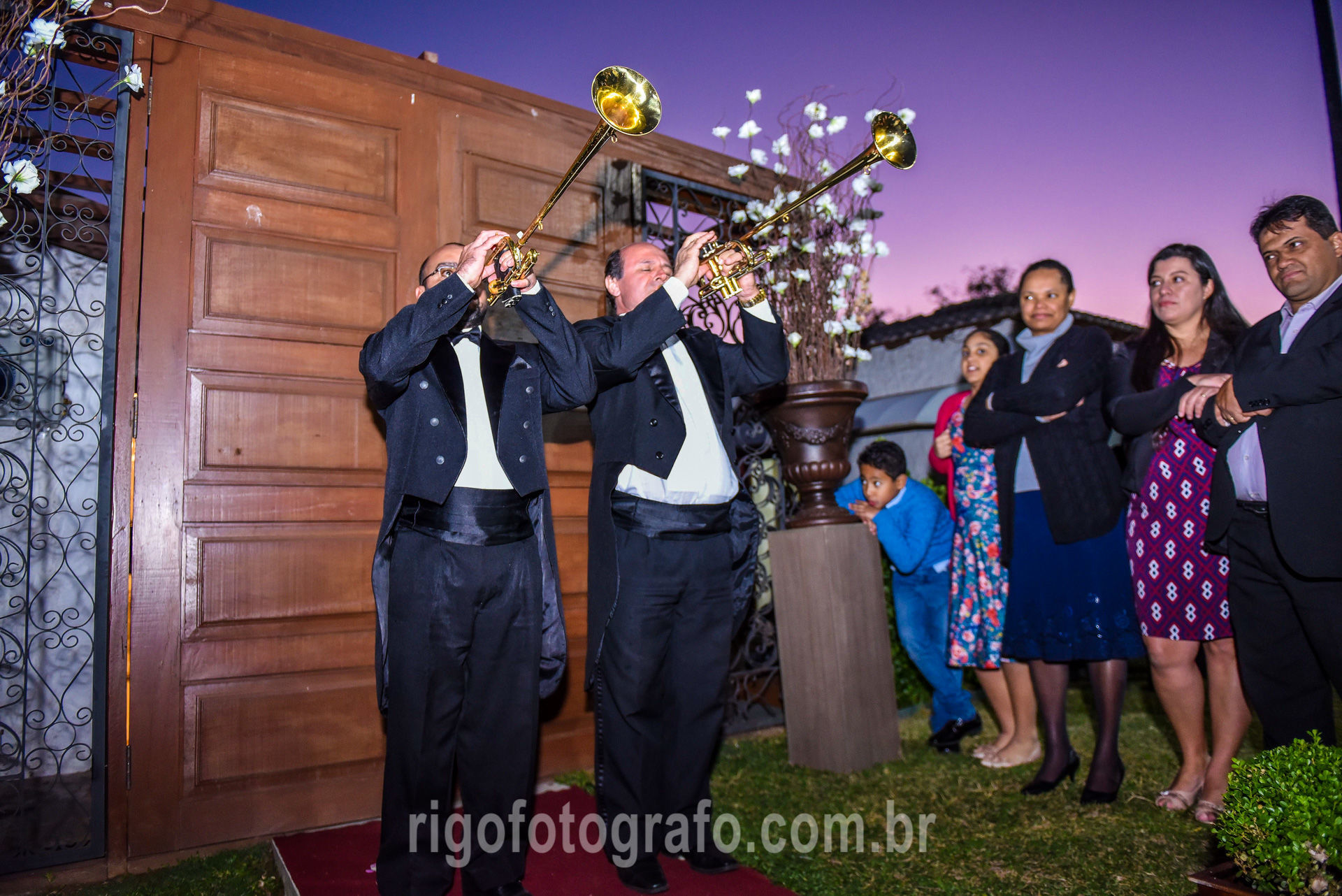 Foto Casamento à noite no campo Foto Casamento à noite no campo - Imagem 0