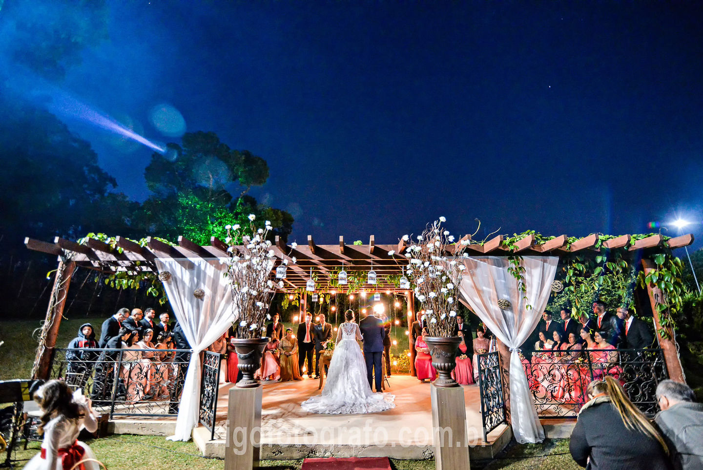 Casamento à noite no campo Casamento à noite no campo